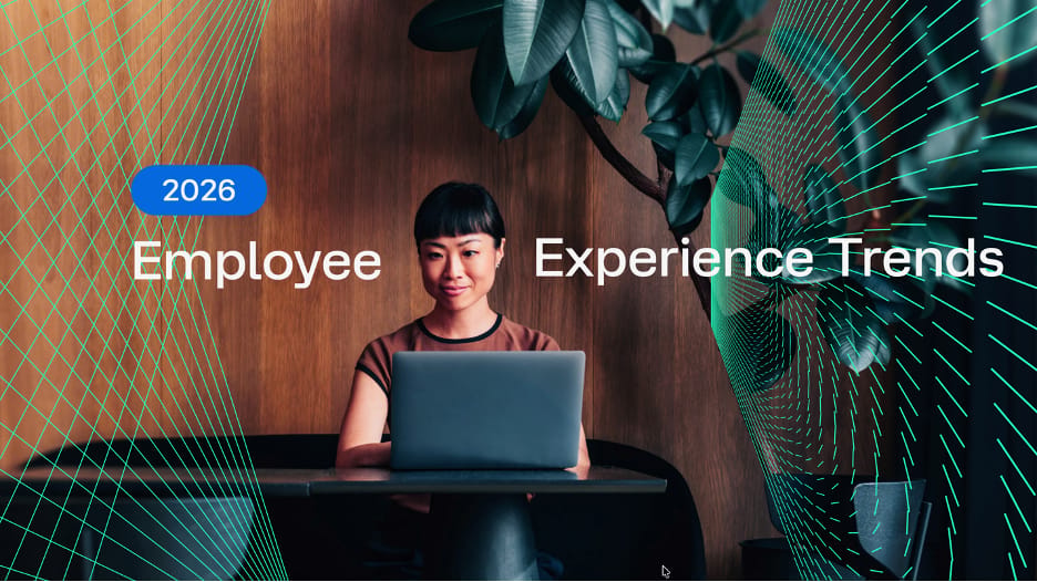 Ahşap duvar önünde dizüstü bilgisayarında çalışan gülümseyen bir kadın; üzerinde "2026 Employee Experience Trends" yazan rapor kapağı görseli.