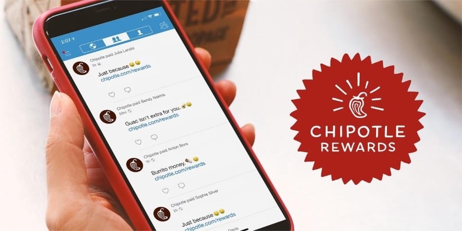 Elde tutulan kırmızı kılıflı bir telefonda Chipotle'nin ödeme akışı gönderileri; yanda kırmızı tırtıklı rozet içinde "Chipotle Rewards" logosu.