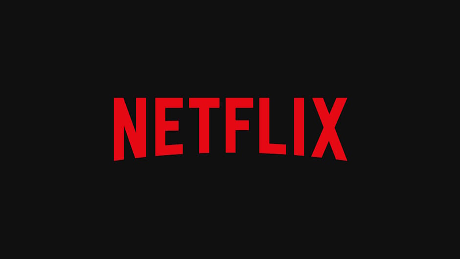 Koyu zemin üzerinde kırmızı NETFLIX yazı logosu; sol altta logonun bozulmuş, kaydırılmış yansımaları.