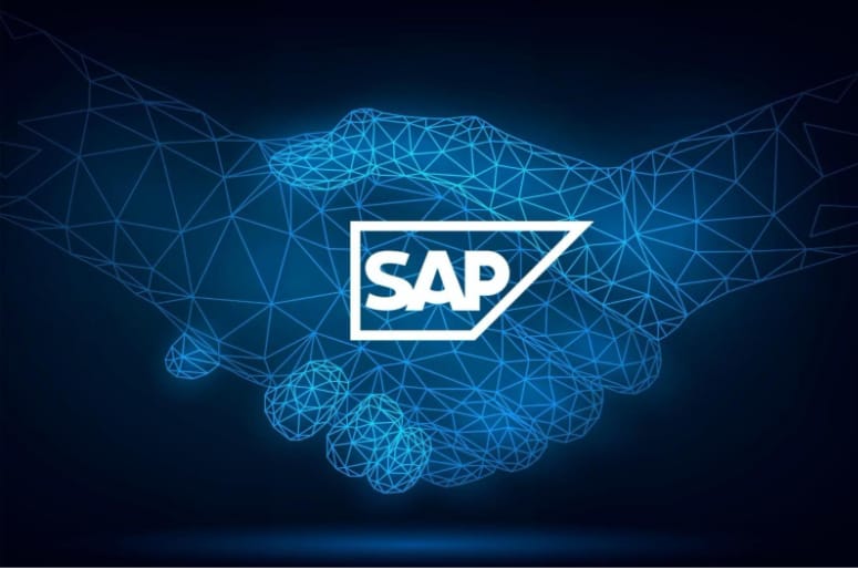 Koyu lacivert zemin üzerinde mavi ışıklı ağ çizgilerinden oluşan iki elin tokalaşması; ortada beyaz SAP logosu.