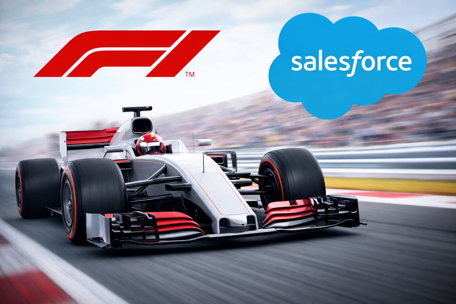Pistte hızla ilerleyen beyaz-kırmızı bir Formula 1 aracı; üst köşelerde F1 ve Salesforce logoları, arka planda bulanık tribünler.