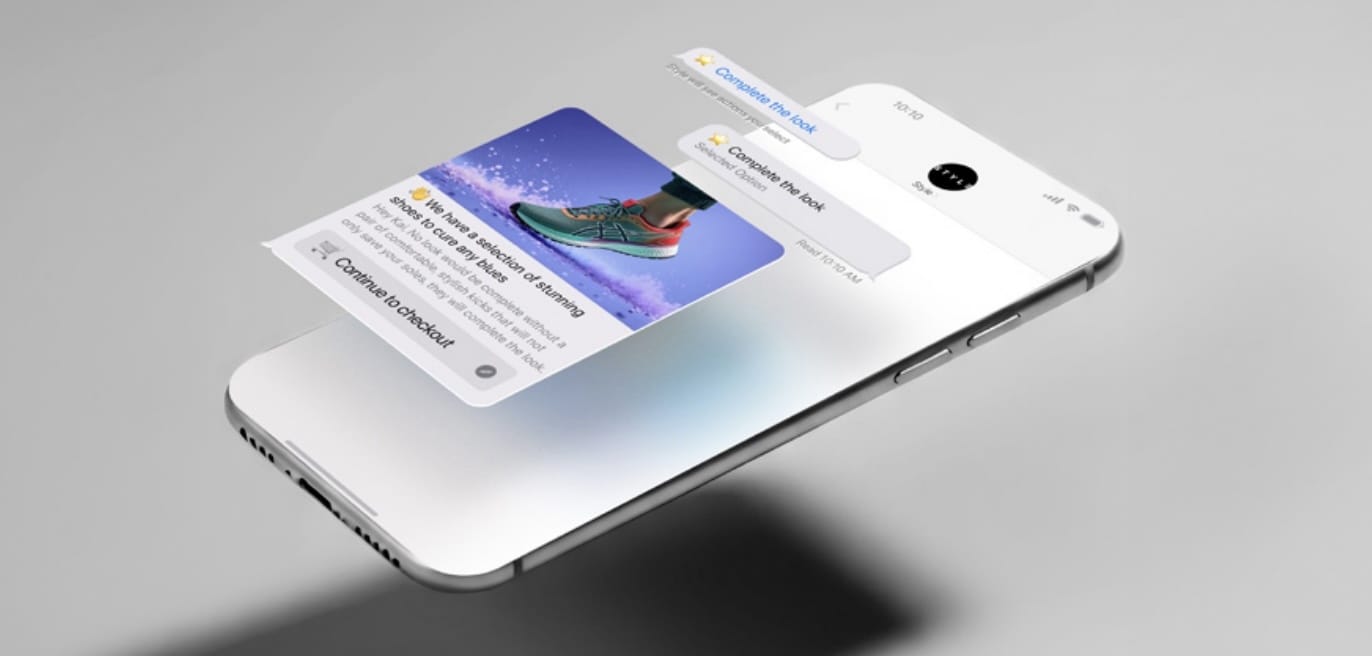 Havada süzülen bir akıllı telefonun ekranından taşan zengin mesaj (RCS) balonları: spor ayakkabı görselli bir ürün önerisi, “Complete the look” seçenekleri ve “Continue to checkout” düğmesi