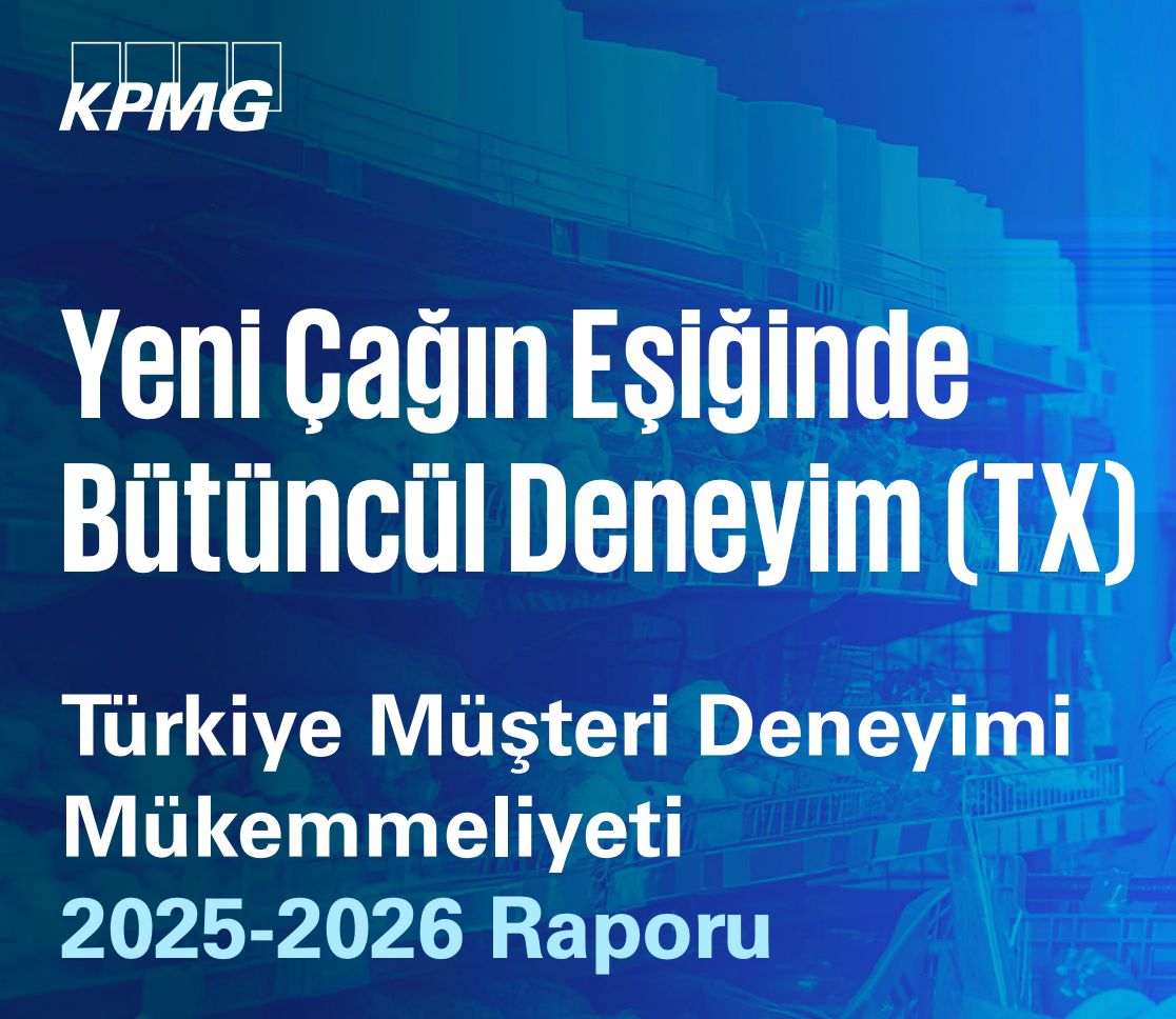 Mavi tonlu market rafları üzerinde KPMG logosu ve "Yeni Çağın Eşiğinde Bütüncül Deneyim (TX) – Türkiye Müşteri Deneyimi Mükemmeliyeti 2025-2026 Raporu" başlığı taşıyan rapor kapağı.