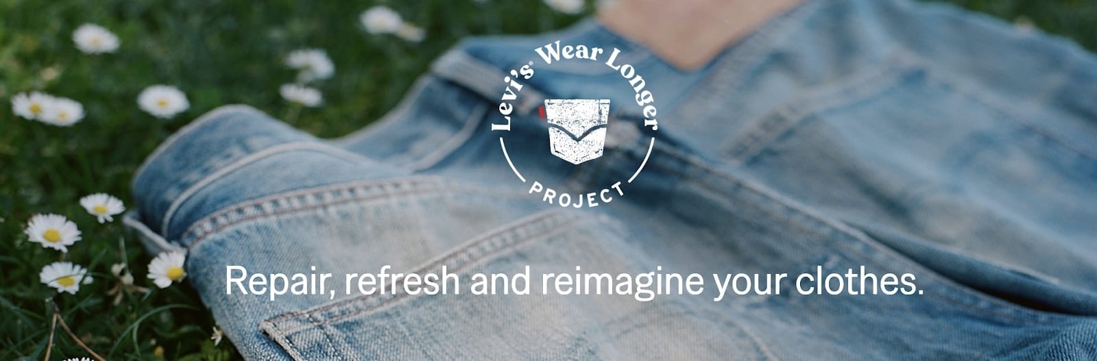 Papatyalı çimenlerin üzerinde duran açık mavi bir kot pantolonun üzerinde Levi's Wear Longer Project logosu ve "Repair, refresh and reimagine your clothes." sloganı