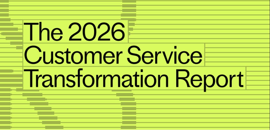 Fosforlu sarı-yeşil, yatay çizgili bir zemin üzerinde siyah harflerle "The 2026 Customer Service Transformation Report" yazan rapor kapağı.