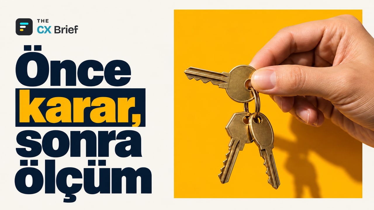 Önce karar, sonra ölçüm — NPS, CSAT ve CES farkları: Hangisi ne zaman kullanılır? Bir el, üç farklı anahtar taşıyan halkadan birini öne çekiyor.