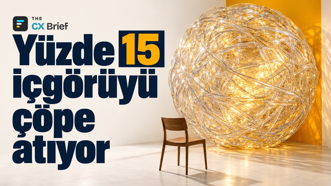 Yüzde 15 içgörüyü çöpe atıyor — ScorebuddyCX: İletişim merkezlerinde yapay zekâ içgörü üretiyor, ama bunlar koçluğa pek dönüşmüyor. Devasa bir veri küresi yığını kenarda dururken, önündeki boş masa tamamen bomboş bekliyor.